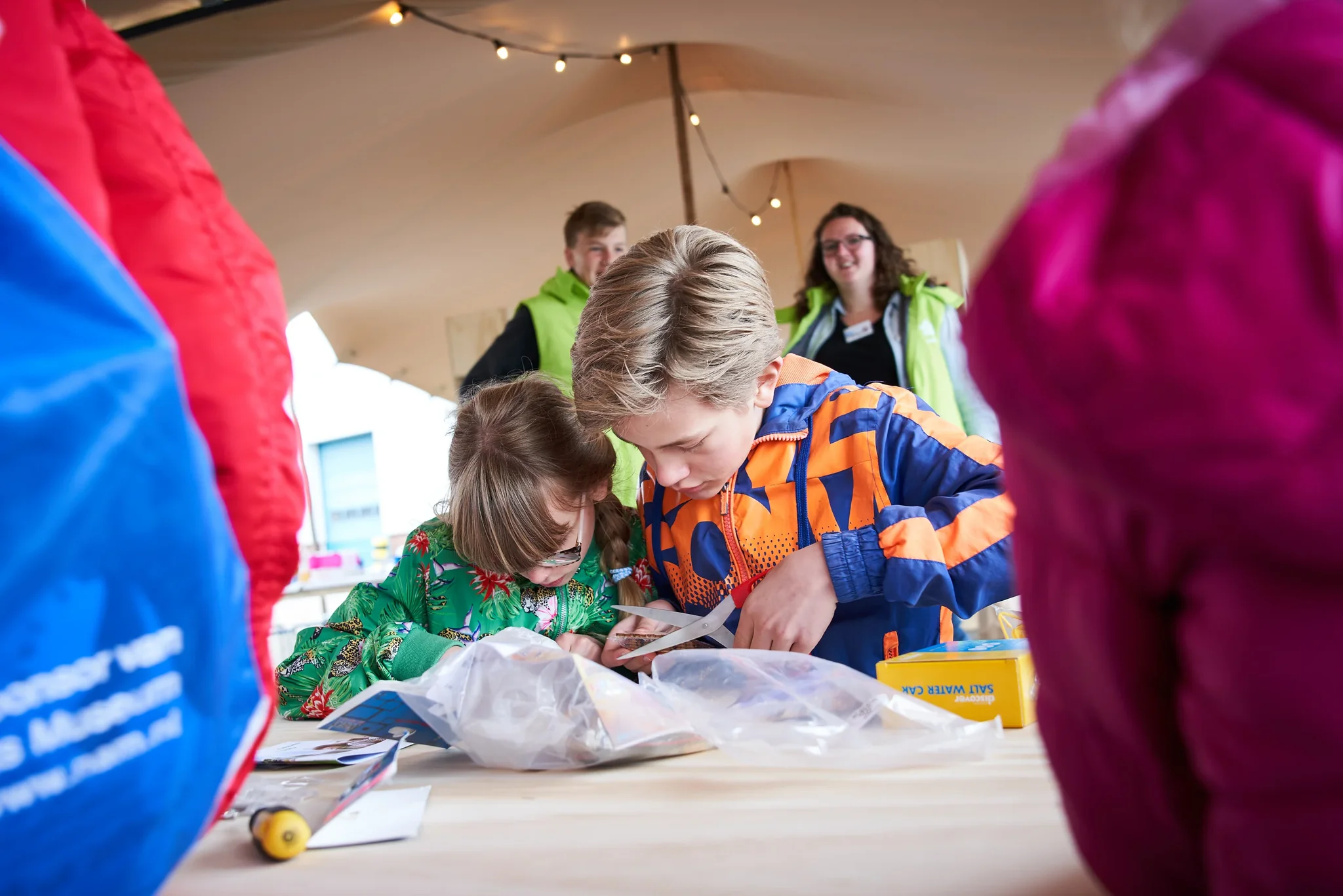 Kinderen en volwassenen tekenen samen in een tent