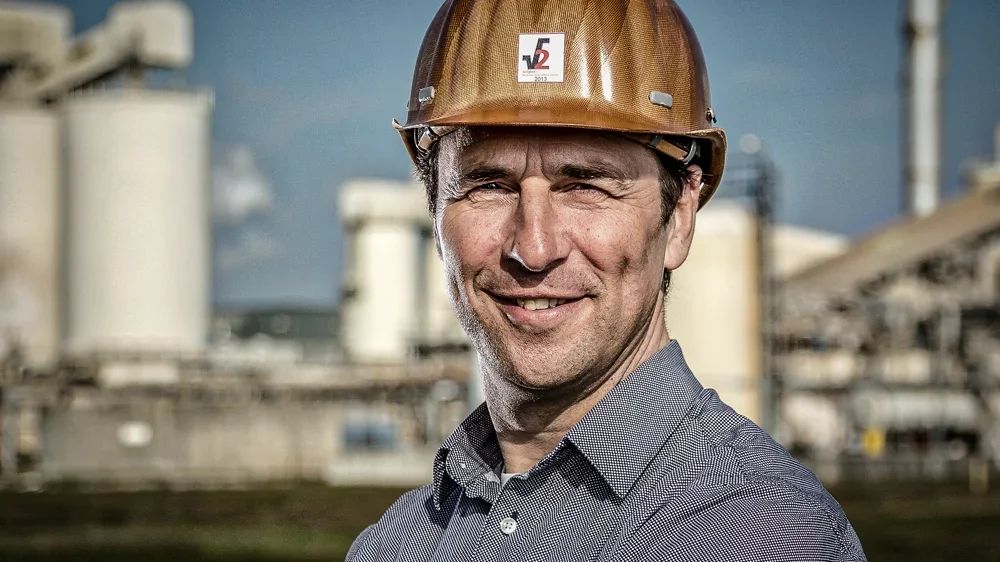 Medewerker met helm voor een industriële fabriek