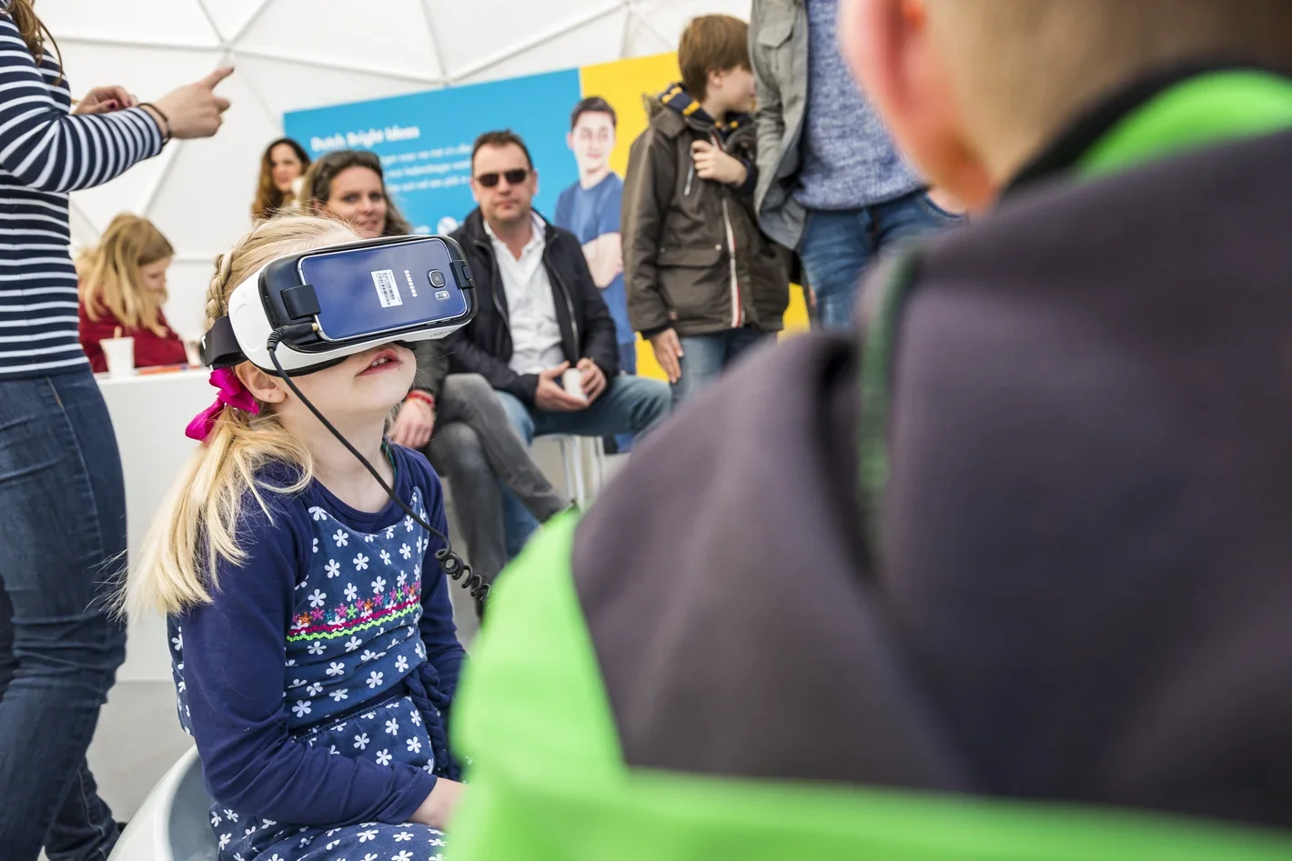 Kind probeert een VR-headset op een buitenevenement