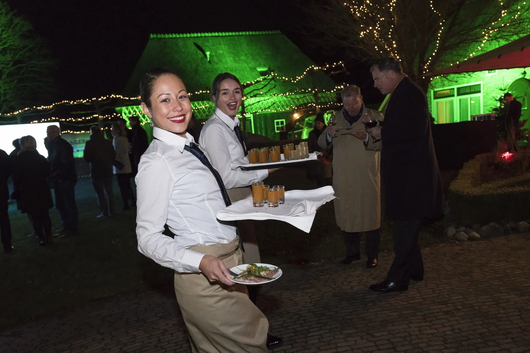 Obers serveren drankjes op een buitenontvangst