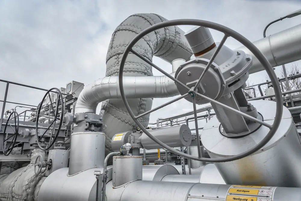 Grote industriële turbine- en pijpleidinginstallatie