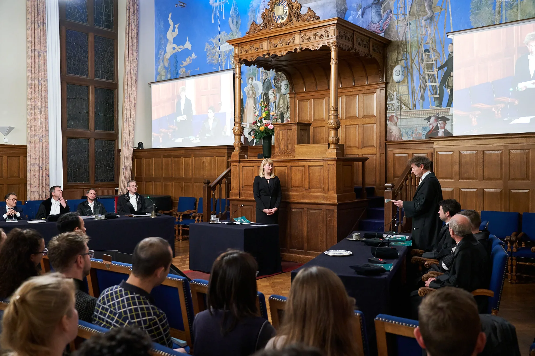 Promotieverdediging in een sierlijke academische zaal