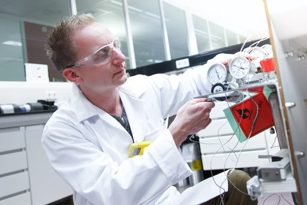 Wetenschapper in laboratoriumjas onderzoekt samples in een laboratorium