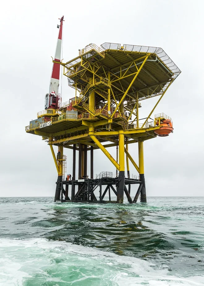 Offshore olie- en gasplatform op zee