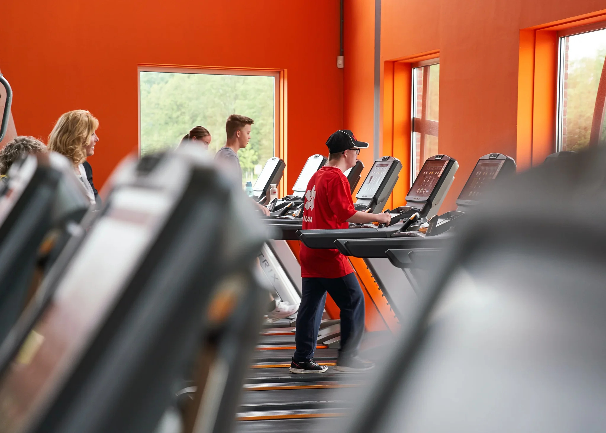 Persoon traint op een loopband in een fitnesscentrum