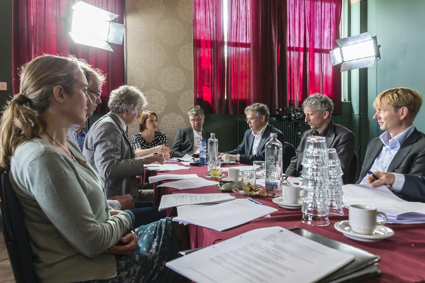 Zakelijke vergadering rondom een conferentietafel