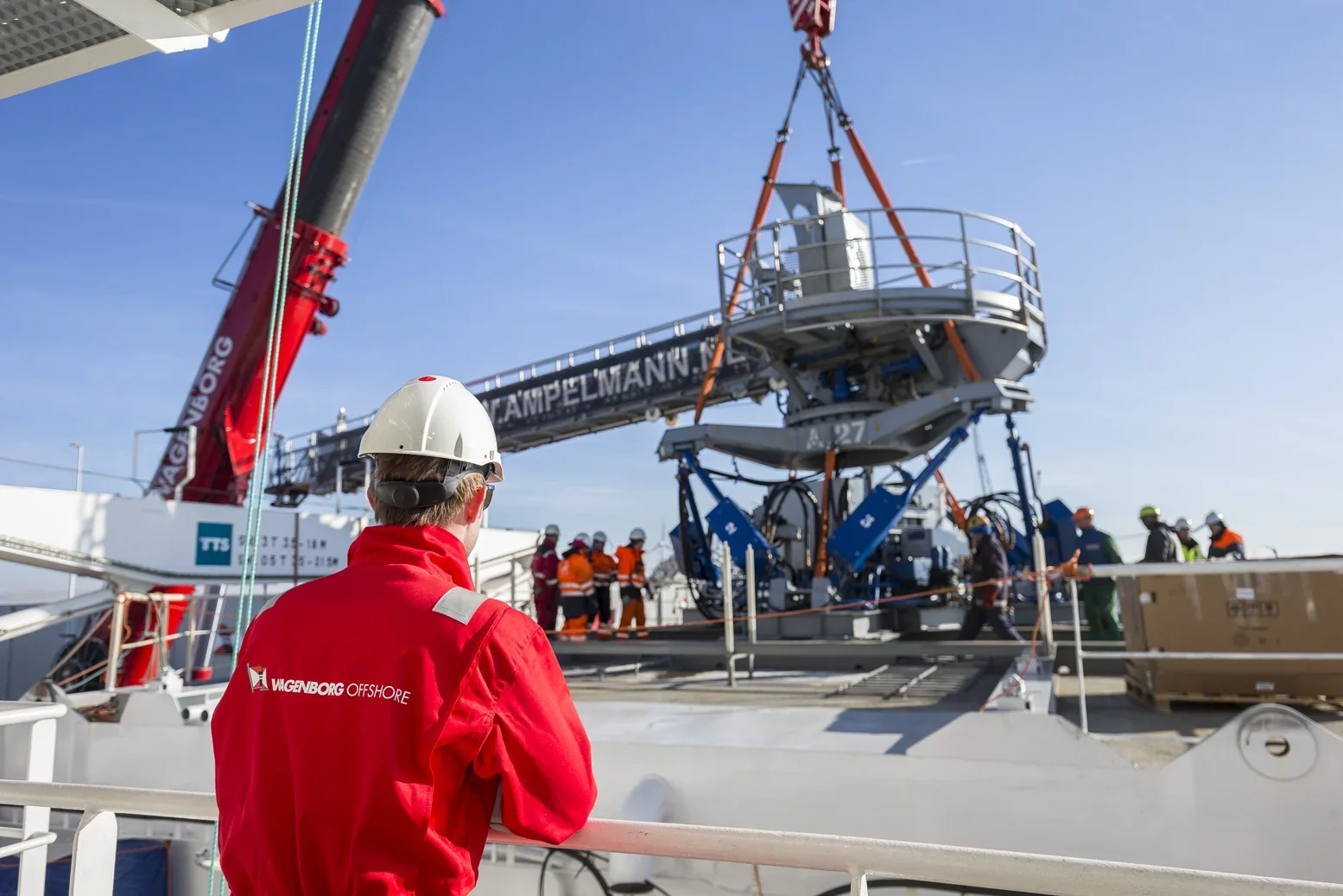 Offshore bemanning houdt toezicht op kraanoperatie op een schip