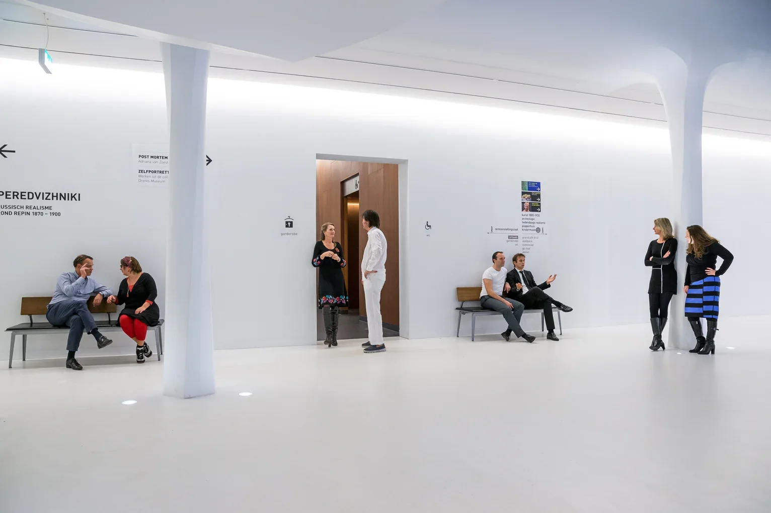 Patiënten en personeel in een moderne heldere ziekenhuisgang
