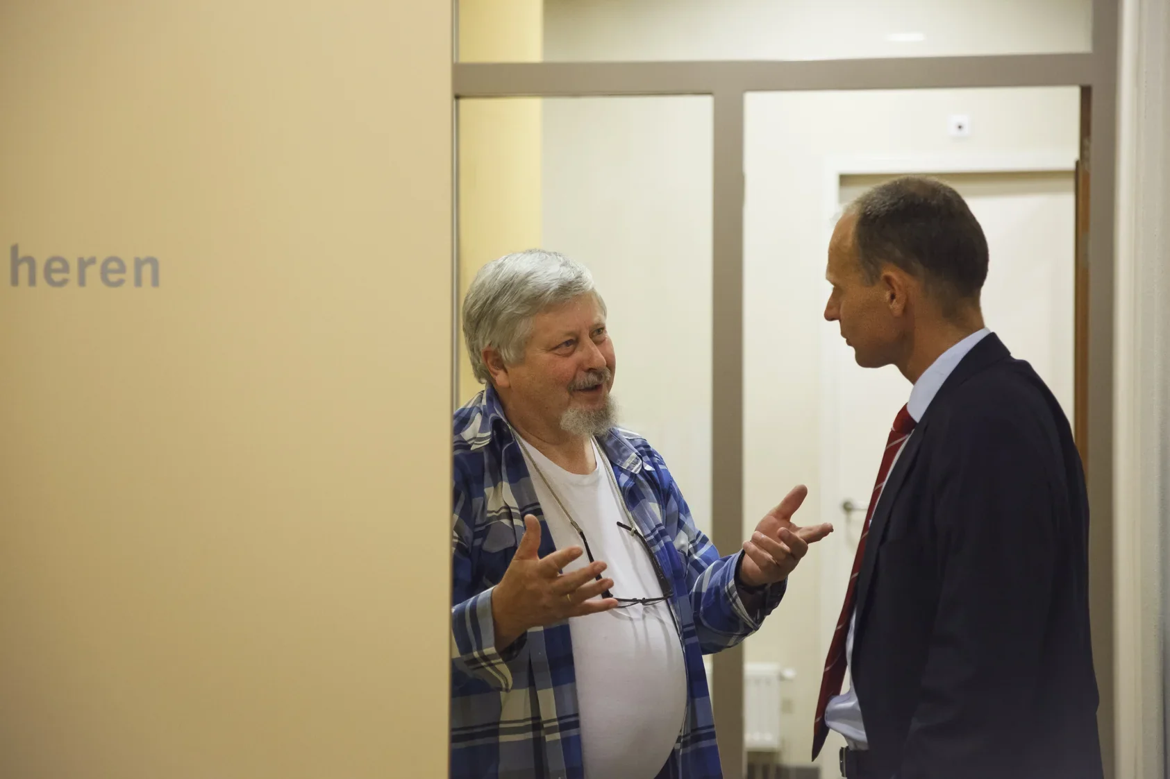 Twee personen in gesprek op een receptie