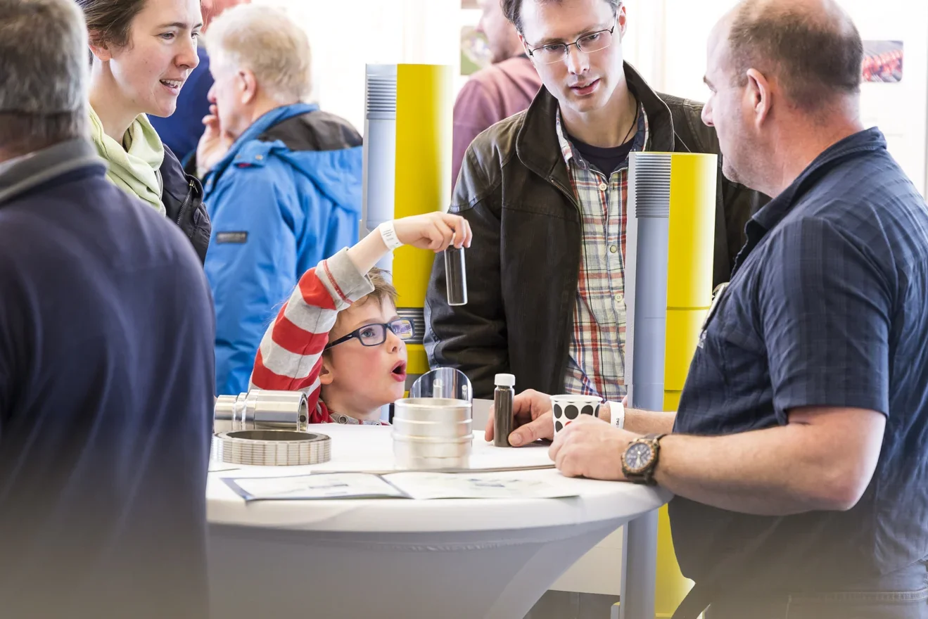 Bezoekers netwerken op een beurs